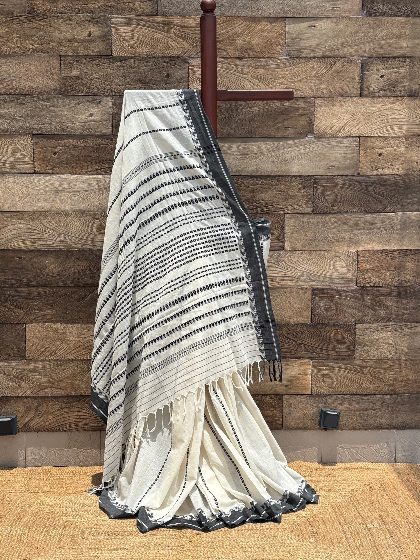 White Begumpuri Pure Cotton Handwoven Saree