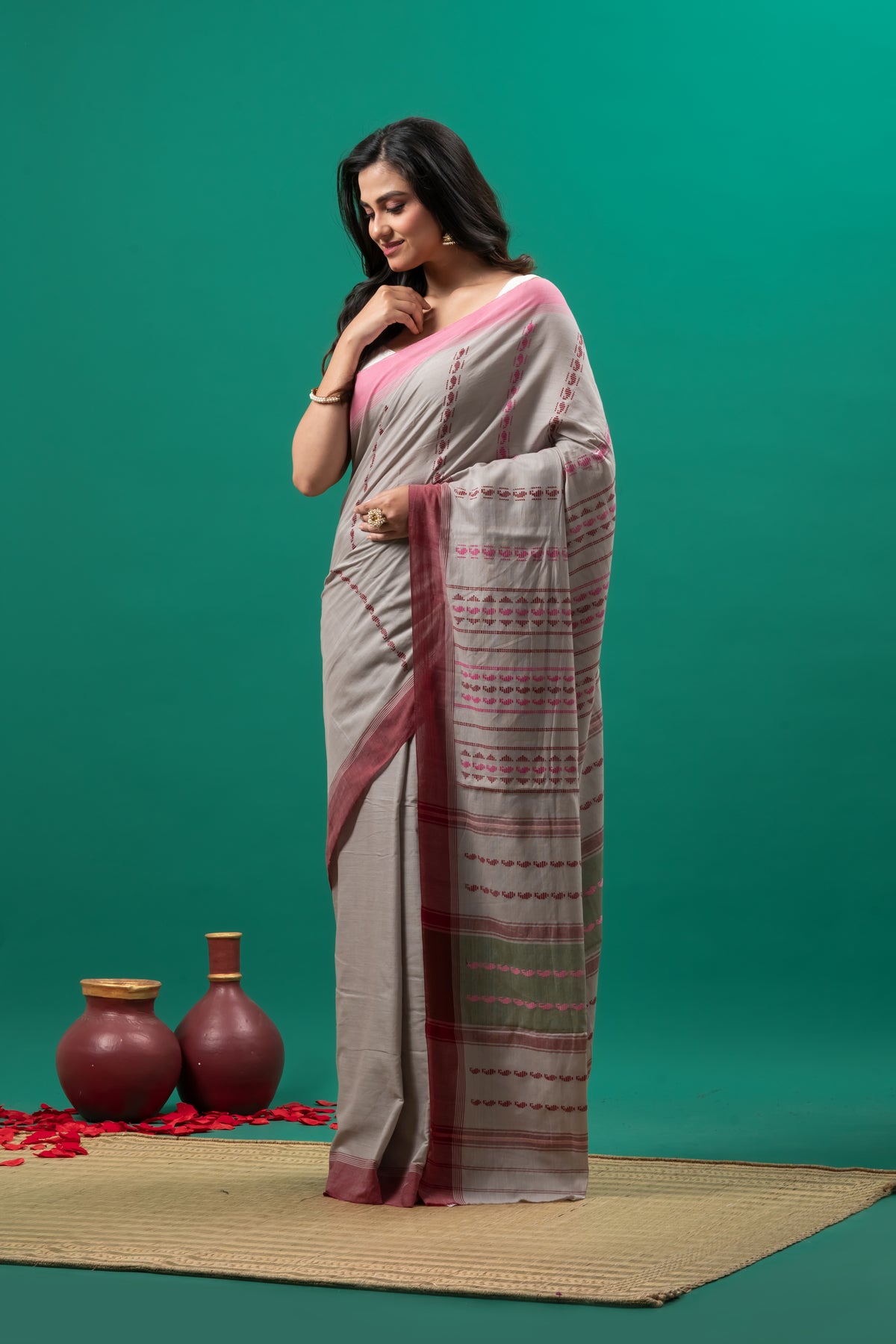 Grey and pink Mata par Pure Cotton Handwoven Dhanekhali Saree