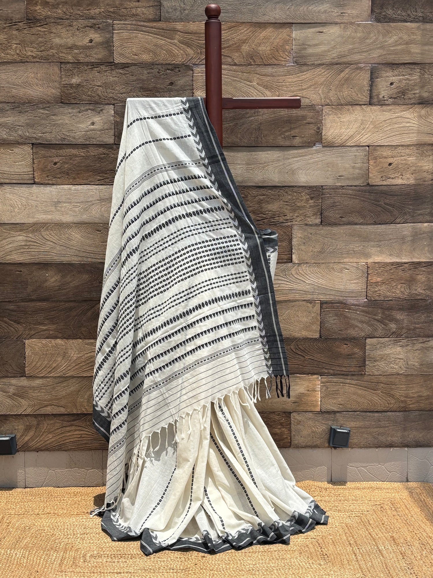 White Begumpuri Pure Cotton Handwoven Saree