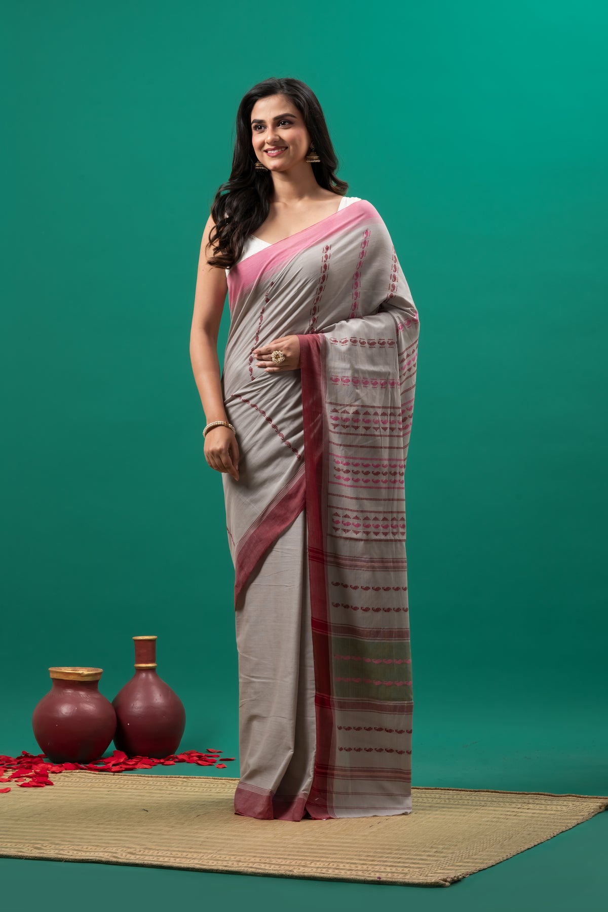 Grey and pink Mata par Pure Cotton Handwoven Dhanekhali Saree